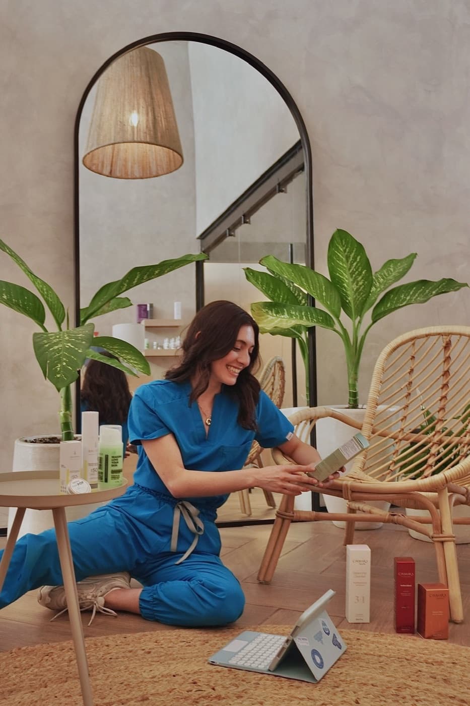 Celeste en el estudio junto a su selección de productos