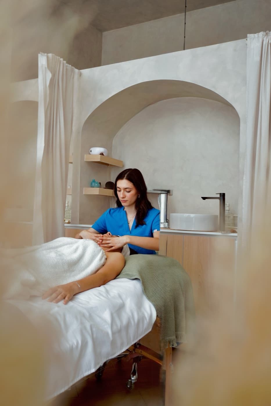Experiencia facial serena dentro del estudio